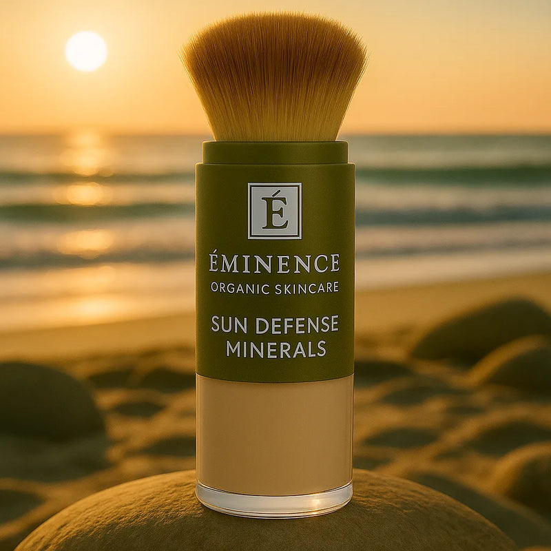 Éminence Organics Sun Defense Minerals Light 5 g close-up op een rots aan een zonnige kustlijn, voor gevoelige huid