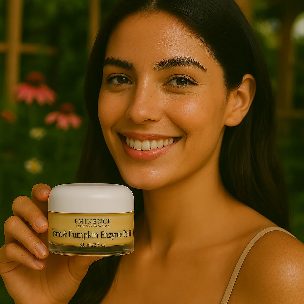 Een persoon die het Éminence Organic Skin Care Yam & Pumpkin Peel 5% potje vasthoudt, in een natuurlijke buitenomgeving met groen op de achtergrond.