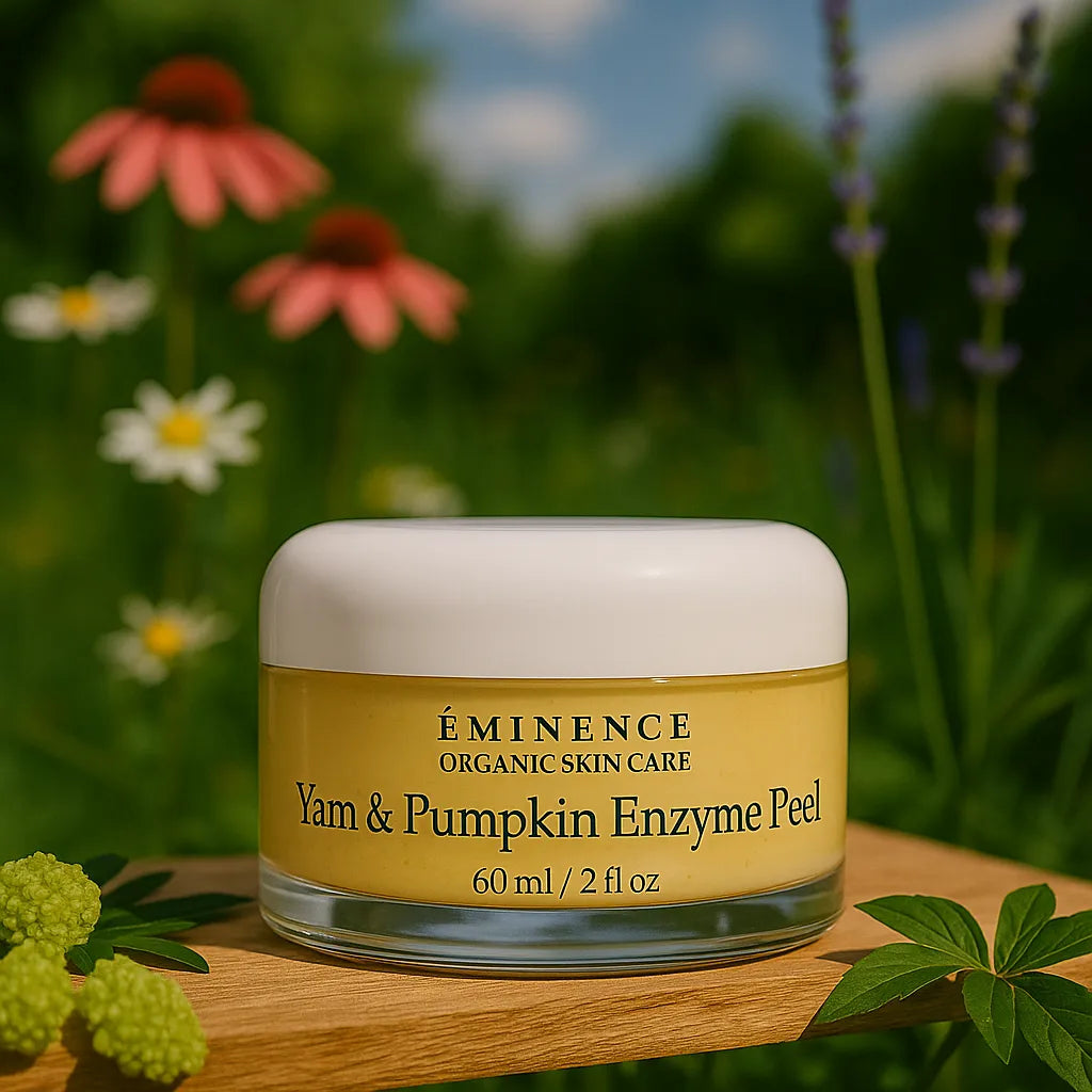 Éminence Organic Skin Care Yam & Pumpkin Peel 5% potje, op een houten ondergrond met een bloemrijke achtergrond.