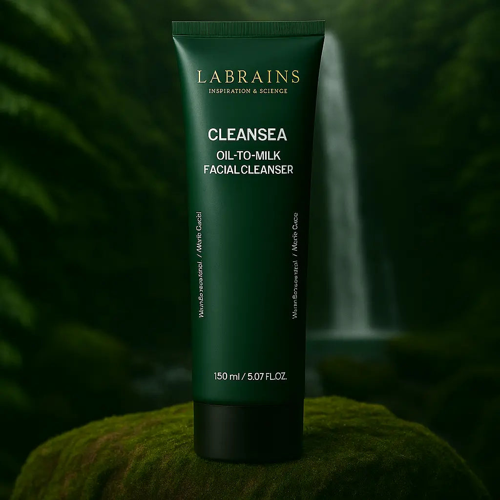 Labrains Oil to Milk Face Cleanser flesje, 150 ml, op een mossige rots met een waterval en groene jungle-achtergrond.