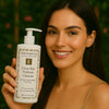 Een persoon die het Éminence Organic Skin Care Clear Skin Probiotic Cleanser flesje vasthoudt, in een natuurlijke buitenomgeving met groen op de achtergrond.