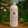 Éminence Organic Skin Care Stone Crop Oxygenating Fizzofoliant potje, op een houten ondergrond met een bloemrijke achtergrond.