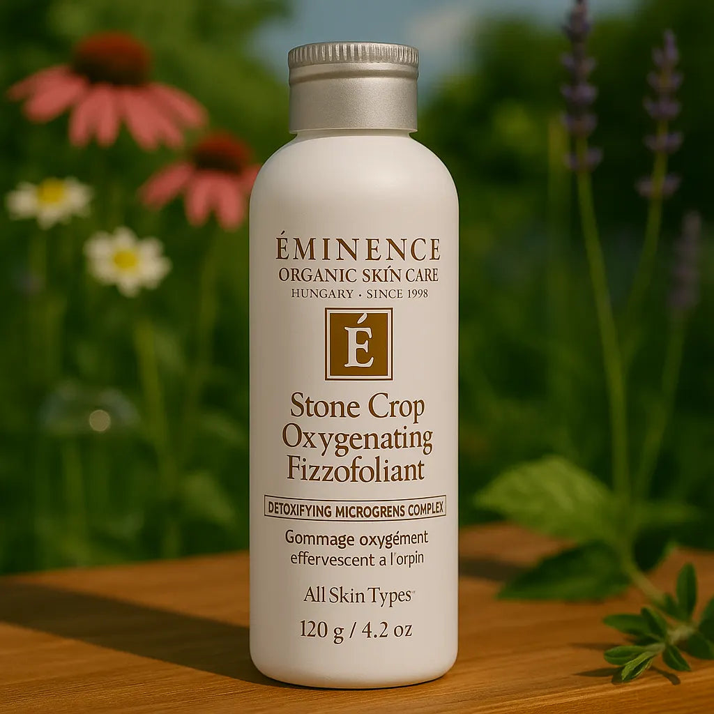 Éminence Organic Skin Care Stone Crop Oxygenating Fizzofoliant potje, op een houten ondergrond met een bloemrijke achtergrond.