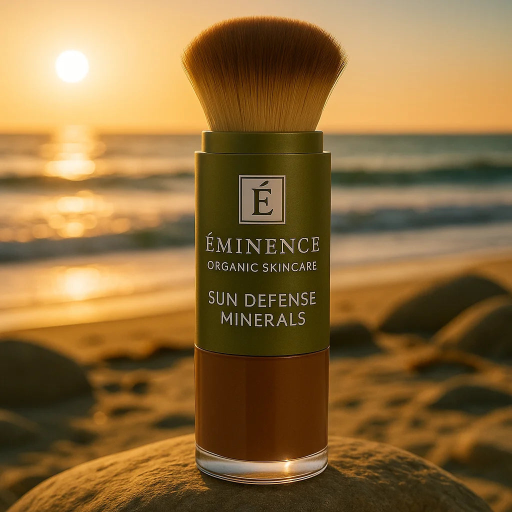 Éminence Organics Sun Defense Minerals Deep 5 g close-up op een rots aan een zonnige kustlijn, voor gevoelige huid