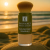 Éminence Organics Sun Defense Minerals Fair 5 g close-up op een rots aan een zonnige kustlijn, voor gevoelige huid
