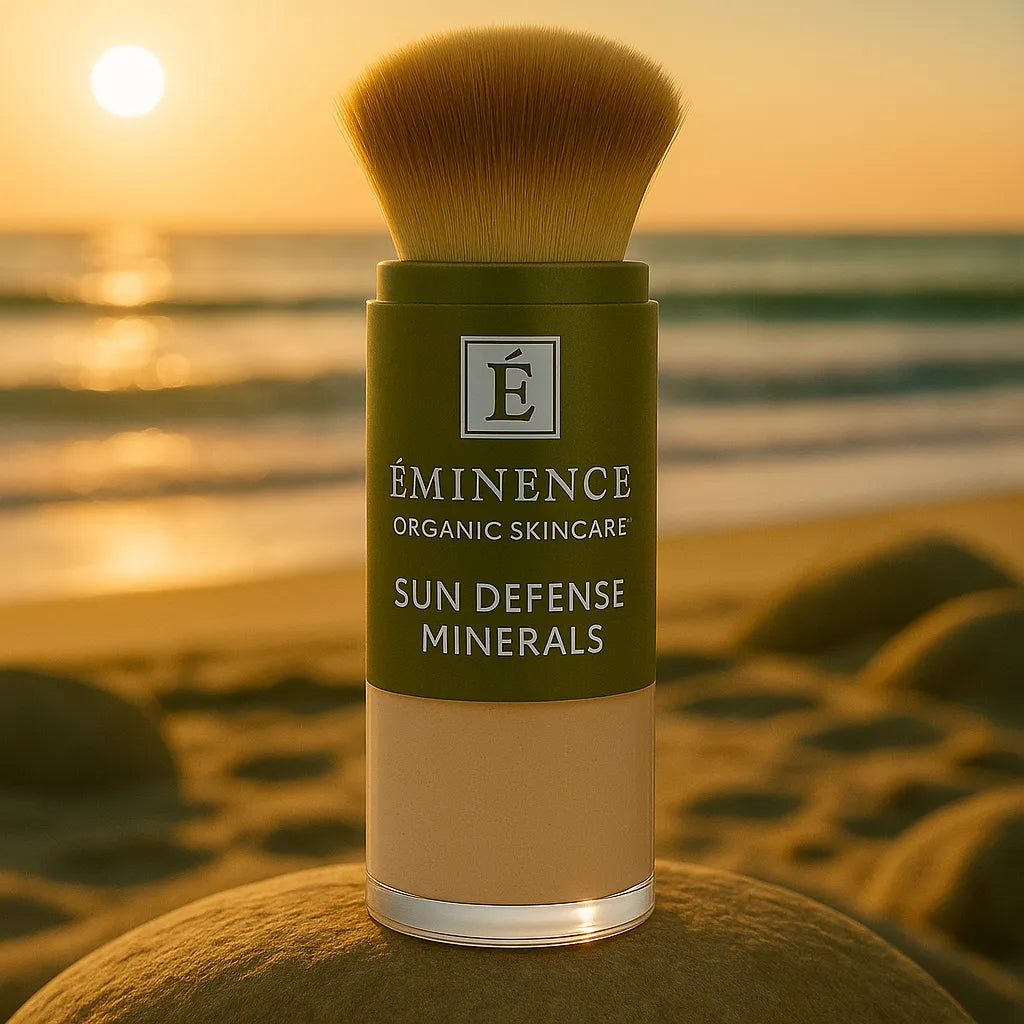 Éminence Organics Sun Defense Minerals Fair 5 g close-up op een rots aan een zonnige kustlijn, voor gevoelige huid
