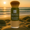 Éminence Organics Sun Defense Minerals Light 5 g close-up op een rots aan een zonnige kustlijn, voor gevoelige huid