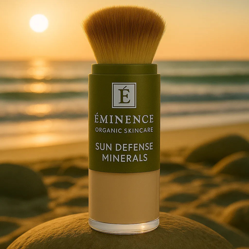 Éminence Organics Sun Defense Minerals Light 5 g close-up op een rots aan een zonnige kustlijn, voor gevoelige huid