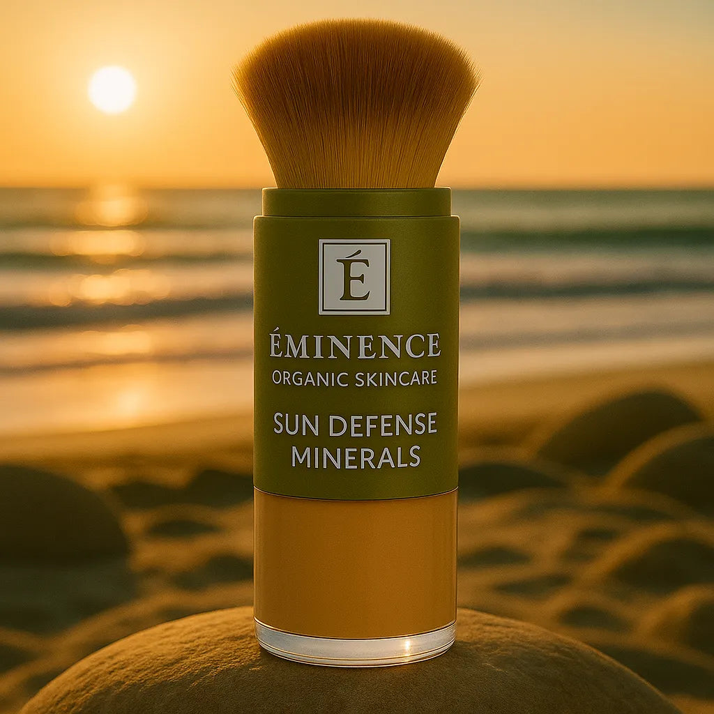 Éminence Organics Sun Defense Minerals Medium 5 g close-up op een rots aan een zonnige kustlijn, voor gevoelige huid