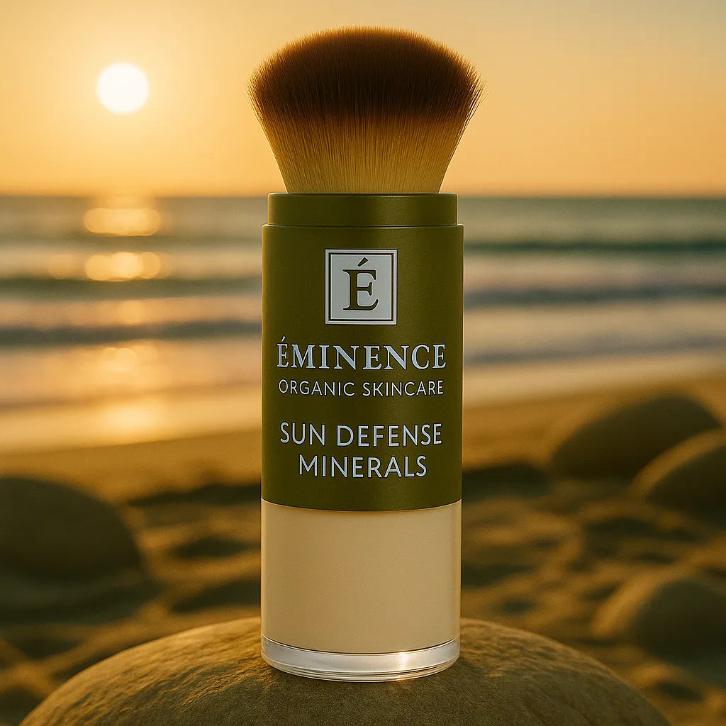 Éminence Organics Sun Defense Minerals Sheer 5 g close-up op een rots aan een zonnige kustlijn, voor gevoelige huid