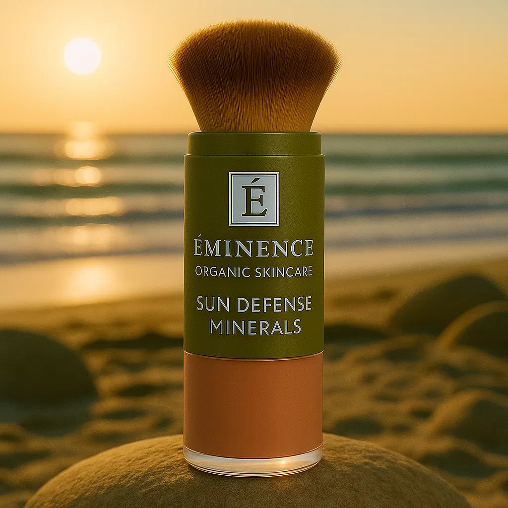  Éminence Organics Sun Defense Minerals Tan 5 g aan een zonnige kustlijn met golven en schelpen, voor gevoelige huid
