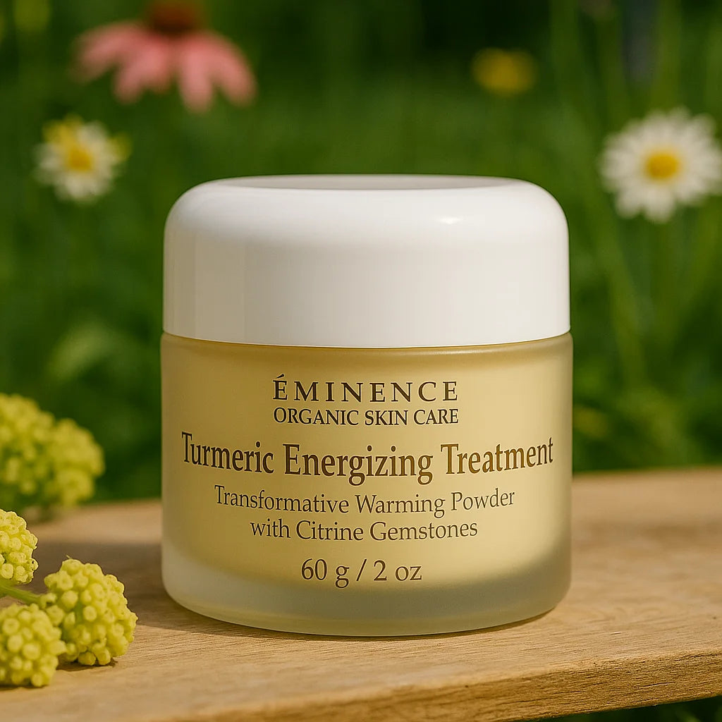 Éminence Organic Skin Care Turmeric Energizing Treatment potje, op een houten ondergrond met een bloemrijke achtergrond.