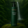 Labrains Pore Perfect Cleanser flesje, 200 ml, op een mossige rots met een waterval en groene jungle-achtergrond.
