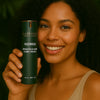 Een persoon die het Labrains Rosacea and Acne Care Cream potje, 50 ml, vasthoudt, in een natuurlijke jungle-setting met een waterval en groene foliage op de achtergrond.