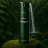 Labrains Rosacea and Acne Care Cream potje, 50 ml, op een mossige rots met een waterval en groene jungle-achtergrond.