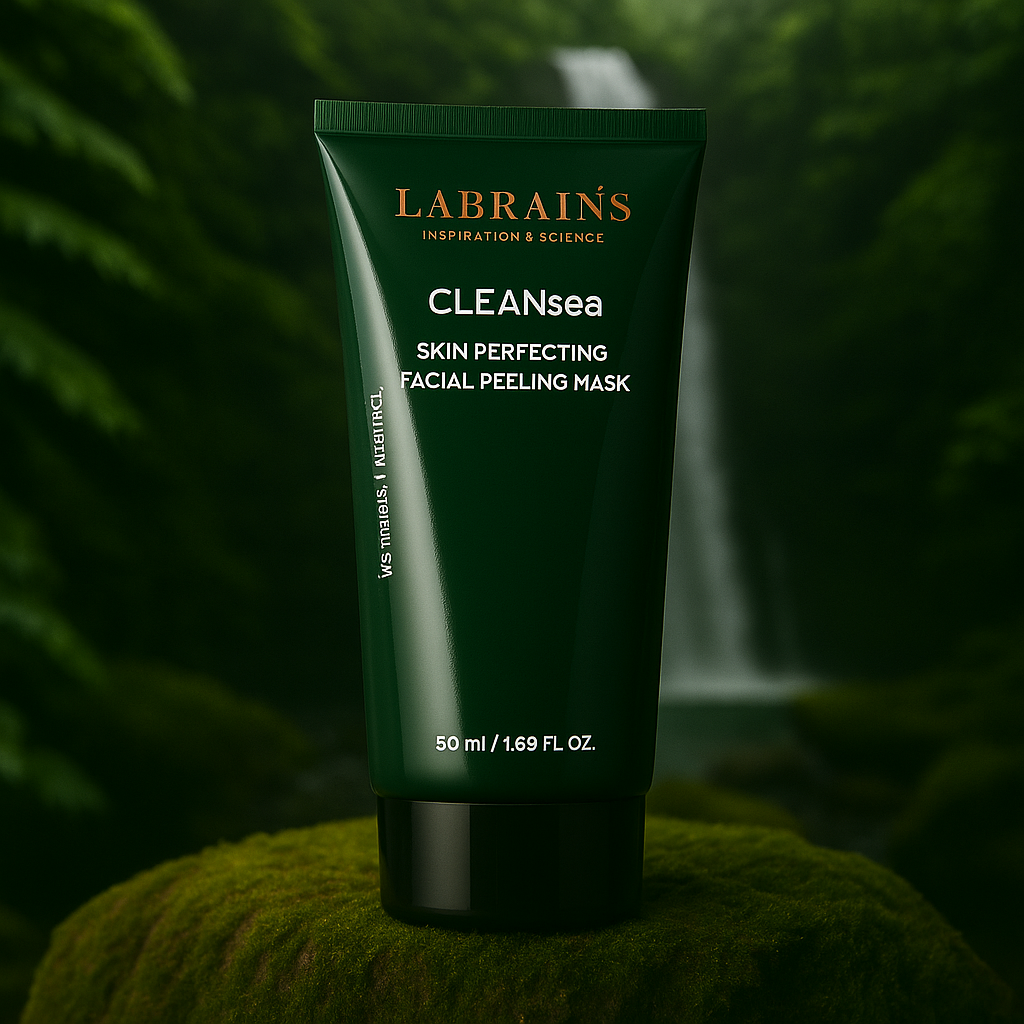 Labrains Skin Perfecting Adu Uzlabojoša Sejas Pilinga Maska potje, 50 ml, op een mossige rots met een waterval en groene jungle-achtergrond.