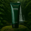 Labrains Youngdali Ikdienas Sejas Krems (Daily Face Cream) potje, op een mossige rots met een waterval en groene jungle-achtergrond.