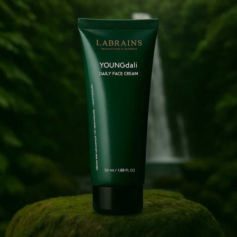 Labrains Youngdali Ikdienas Sejas Krems (Daily Face Cream) potje, op een mossige rots met een waterval en groene jungle-achtergrond.