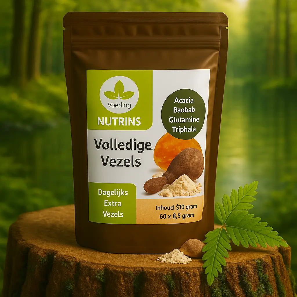 Nutrins Volledige Vezels verpakking, 60 x 8,3 gram, op een mossige boomstronk met een rustige rivier en groene bosrijke achtergrond.