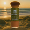 Video van Éminence Organics Sun Defense Minerals Tan 5 g aan een zonnige kustlijn met golven en schelpen, voor gevoelige huid