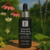 Video waarin Éminence Organic Skin Care Charcoal & Black Seed Clarifying Oil wordt getoond, met de toepassing en voordelen voor een heldere, gezonde huid in een natuurlijke setting.