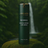 Video waarin Labrains Rosacea Care Serum wordt getoond, met de toepassing en voordelen voor een gekalmeerde, roodheid-verminderde huid in een natuurlijke jungle-setting met een stromende waterval.