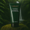 Video waarin Labrains Skin Perfecting Adu Uzlabojoša Sejas Pilinga Maska wordt getoond, met de toepassing en voordelen voor een gladde, verfijnde huid in een natuurlijke jungle-setting met een stromende waterval.