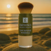 Video van Éminence Organics Sun Defense Minerals Sheer 5 g aan een zonnige kustlijn met golven en schelpen, voor gevoelige huid