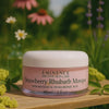 Video waarin Éminence Organic Skin Care Strawberry Rhubarb Masque wordt getoond, met de toepassing en voordelen voor een gehydrateerde, stralende huid in een natuurlijke setting.