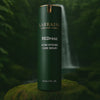 Video waarin Labrains Acne Care Serum wordt getoond, met de toepassing en voordelen voor een kalme, heldere huid in een natuurlijke jungle-setting met een stromende waterval.