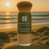 Video van Éminence Organics Sun Defense Minerals Light 5 g aan een zonnige kustlijn met golven en schelpen, voor gevoelige huid