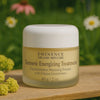 Video waarin Éminence Organic Skin Care Turmeric Energizing Treatment wordt getoond, met de toepassing en voordelen voor een stralende, energieke huid in een natuurlijke setting.