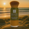 Video van Éminence Organics Sun Defense Minerals Medium 5 g aan een zonnige kustlijn met golven en schelpen, voor gevoelige huid