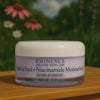 Video waarin Éminence Organic Skin Care Bakuchiol + Niacinamide Moisturizer wordt getoond, met de toepassing en voordelen voor een gehydrateerde, stralende huid in een natuurlijke setting.
