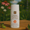 Video waarin Éminence Organic Skin Care Radiant Protection SPF Fluid wordt getoond, met de toepassing en voordelen voor zonbescherming en een stralende huid in een natuurlijke setting.