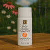 Video waarin Éminence Organic Skin Care Daily Defense Tinted SPF wordt getoond, met de toepassing en voordelen voor zonbescherming en een natuurlijke, getinte finish in een natuurlijke setting.
