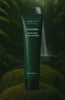 Video waarin Labrains Oil to Milk Face Cleanser wordt getoond, met de toepassing en voordelen voor een zachte, gehydrateerde reiniging in een natuurlijke jungle-setting met een stromende waterval.