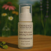 Video waarin Éminence Organic Skin Care Acne Advanced Clarifying Hydrator wordt getoond, met de toepassing en voordelen voor een heldere, gehydrateerde huid in een natuurlijke setting.