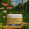 Video waarin Éminence Organic Skin Care Yam & Pumpkin Peel 5% wordt getoond, met de toepassing en voordelen voor een gladde, stralende huid in een natuurlijke setting.