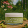 Video waarin Éminence Organic Skin Care Citrus & Kale Potent C+E Masque wordt getoond, met de toepassing en voordelen voor een heldere, stralende huid in een natuurlijke setting.