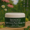 Video waarin Éminence Organic Skin Care Eight Greens Phyto Masque - Hot wordt getoond, met de toepassing en voordelen voor een verjongde, stralende huid in een natuurlijke setting.