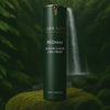 Video waarin Labrains Rosacea and Acne Care Cream wordt getoond, met de toepassing en voordelen voor een gekalmeerde, heldere huid in een natuurlijke jungle-setting met een stromende waterval.